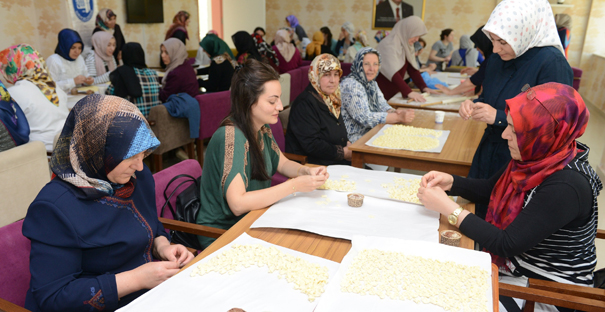KURSİYERLER İHTİYAÇ SAHİPLERİ İÇİN MANTI BÜKTÜ