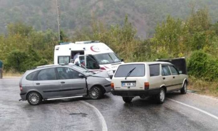 İKİ ARAÇ ÇARPIŞTI: 3 YARALI