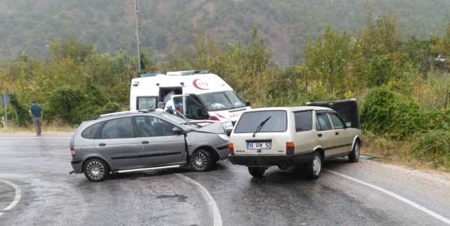 İKİ ARAÇ ÇARPIŞTI: 3 YARALI