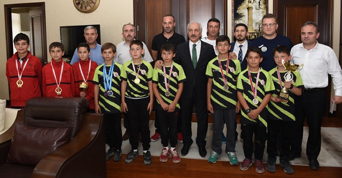 ŞAMPİYONLARDAN BAŞKAN GÜL’E ZİYARET