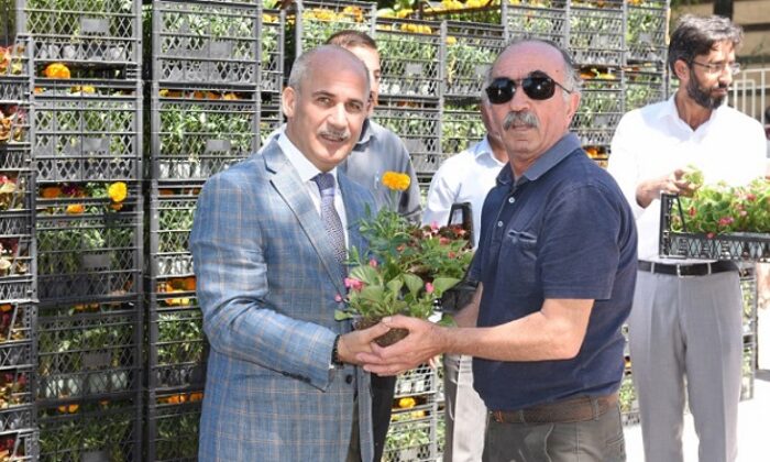 MEZARLIKLARDA 60 BİN ÇİÇEK DAĞITILACAK
