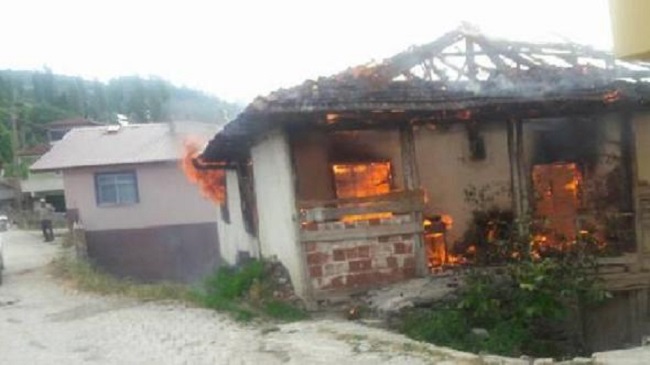 AHŞAP EV YANARAK KÜL OLDU