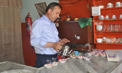 KENDİ ELLERİYLE ÇAY İKRAM ETTİ