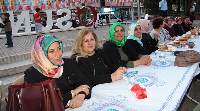 KADINLAR İFTAR ÇADIRINDA BULUŞTU