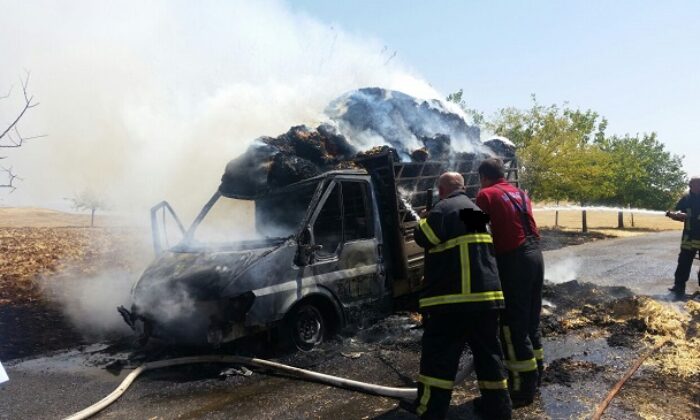 SAMAN YÜKLÜ KAMYONET YANDI