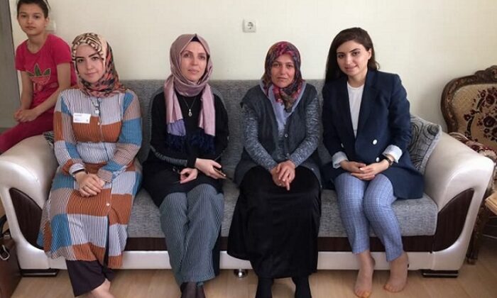 ŞEHİT ANNESİNİ ZİYARET ETTİLER