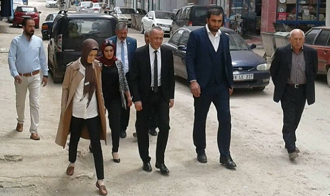 GİRMEDİK KAPI SIKMADIK EL BIRAKMADI