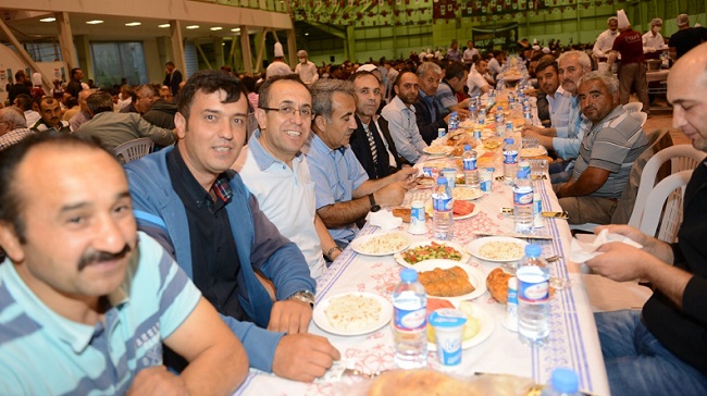 BELEDİYE PERSONELİ İFTARDA BULUŞTU