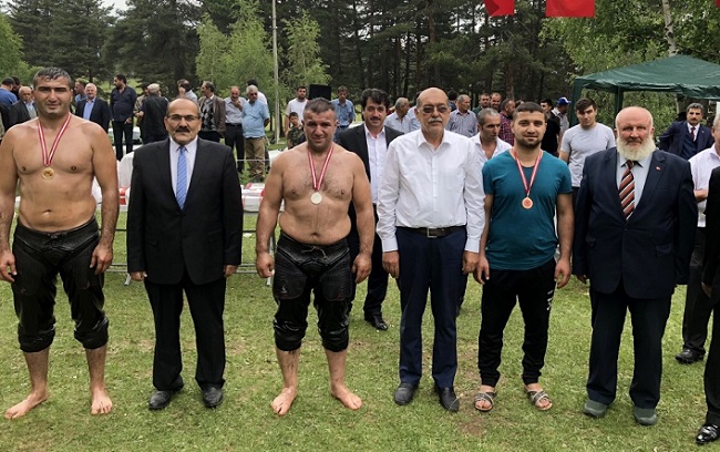 YAĞLI GÜREŞLER ŞENLİĞE RENK KATTI