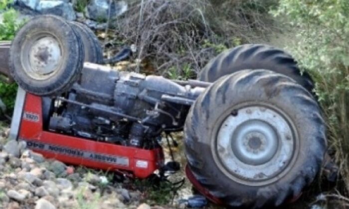 TRAKTÖR DEVRİLDİ: 2 YARALI