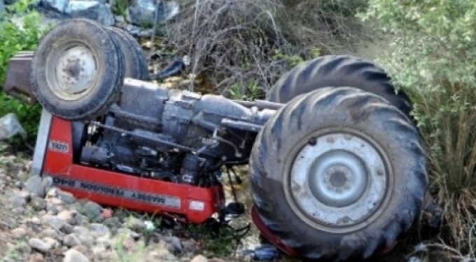 TRAKTÖR DEVRİLDİ: 2 YARALI