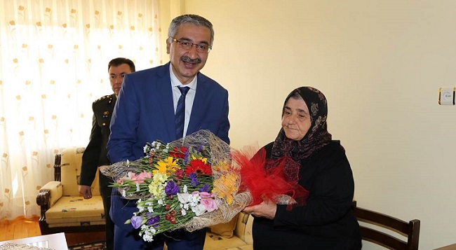 ŞEHİT AİLELERİNİ ZİYARET ETTİLER