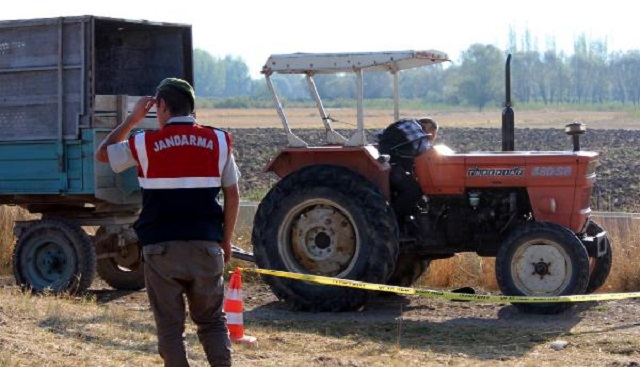 ECEL TRAKTÖRÜN ÜSTÜNDE YAKALADI