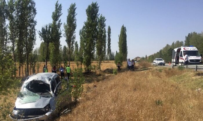 OTOMOBİL TARLAYA UÇTU:1 YARALI