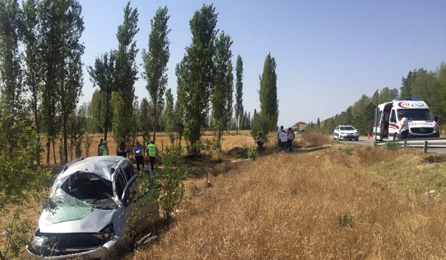 OTOMOBİL TARLAYA UÇTU:1 YARALI