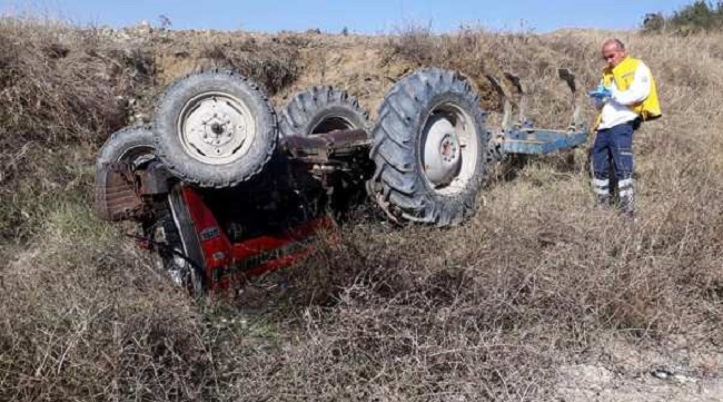 TRAKTÖR DEVRİLDİ: 1 ÖLÜ 1 YARALI