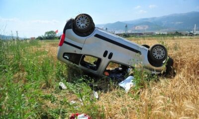 OTOMOBİL TARLAYA UÇTU: 2 YARALI