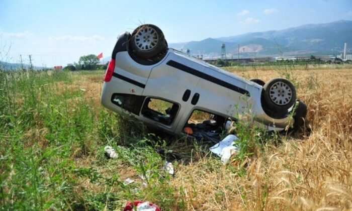 OTOMOBİL TARLAYA UÇTU: 2 YARALI