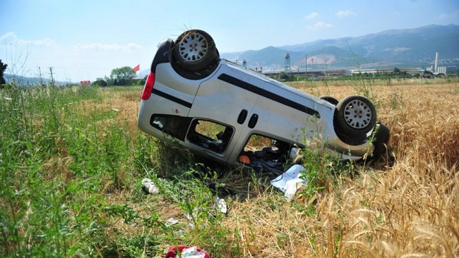 OTOMOBİL TARLAYA UÇTU: 2 YARALI
