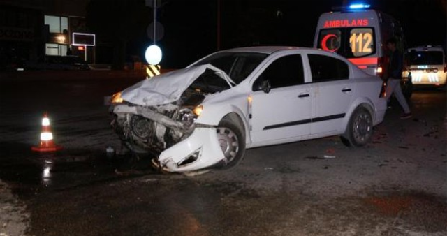 OTOMOBİLLER ÇARPIŞTI: 5 YARALI