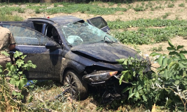 OTOMOBİL KAVUN TARLASINA UÇTU