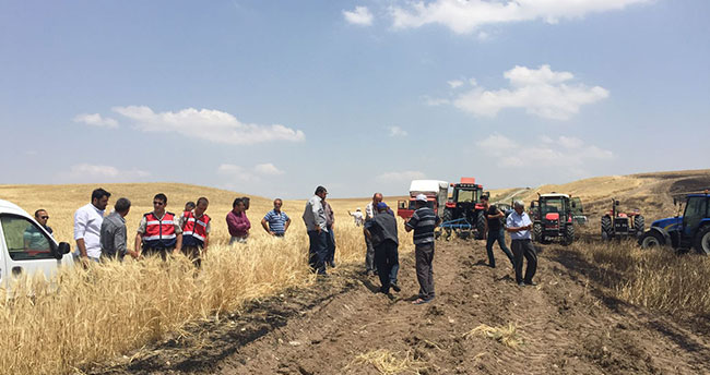 KÖYLÜNÜN EKİLİ ARPA TARLASI YANDI