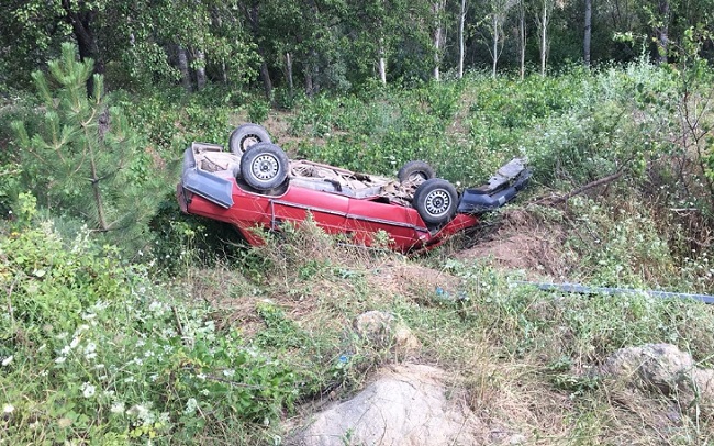 OTOMOBİL ŞARAMPOLE DEVRİLDİ: 2 YARALI