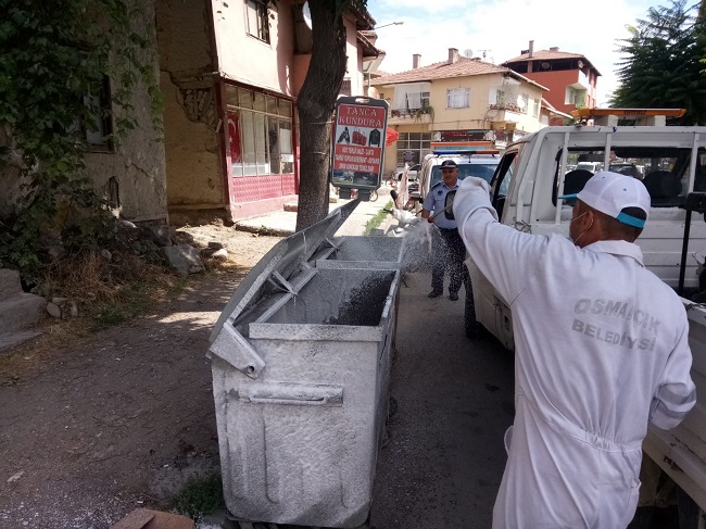 ÇÖP KONTEYNERLERİ DEZENFEKTE EDİLİYOR