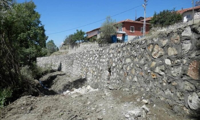 İKİ KÖYE İSTİNAT DUVARI YAPILDI