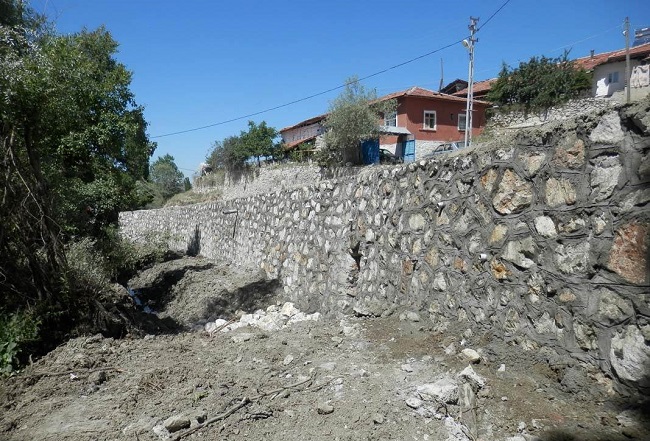 İKİ KÖYE İSTİNAT DUVARI YAPILDI