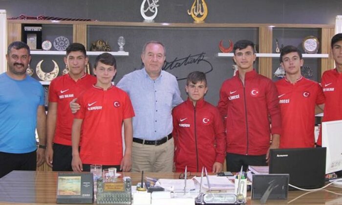 GÜREŞÇİLER BAŞKANA SÖZ VERDİ