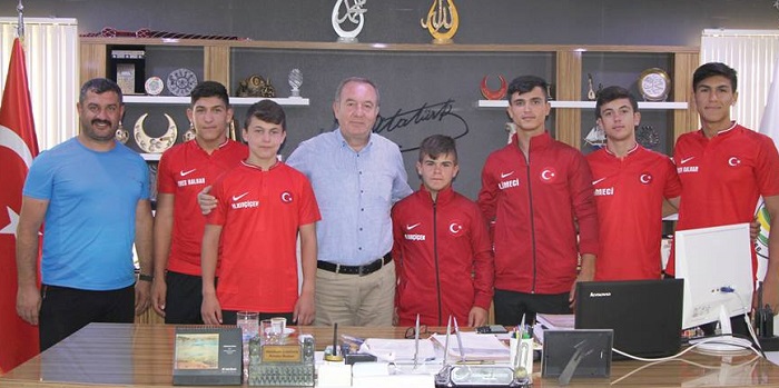GÜREŞÇİLER BAŞKANA SÖZ VERDİ