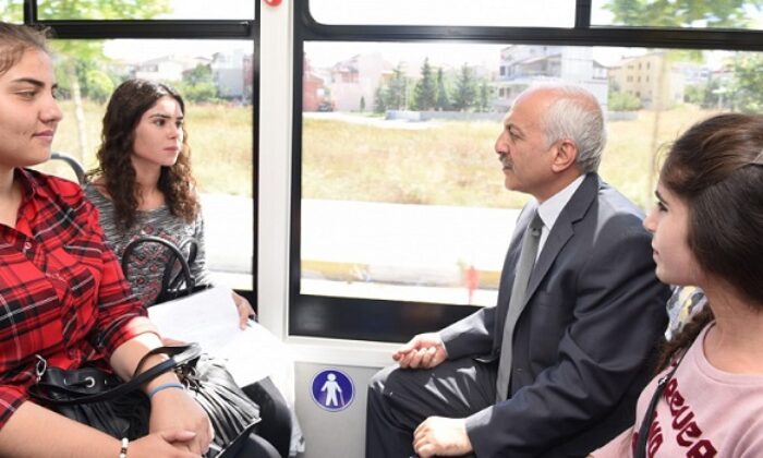 BAŞKAN OTOBÜSTE VATANDAŞLARI DİNLEDİ