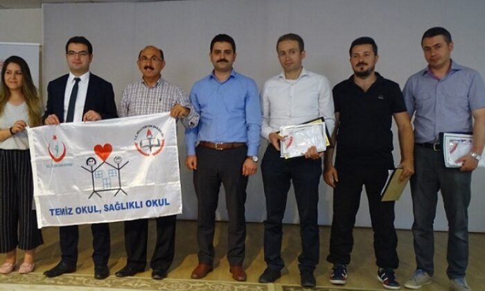 BEYAZ BAYRAK ALAN OKULLAR ÖDÜLLENDİRİLDİ