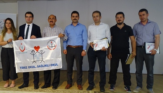 BEYAZ BAYRAK ALAN OKULLAR ÖDÜLLENDİRİLDİ