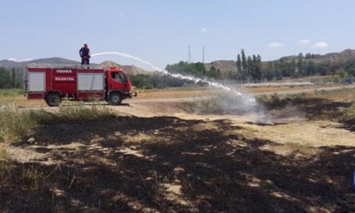 ELEKTRİK KABLOSU TARLAYI YAKTI