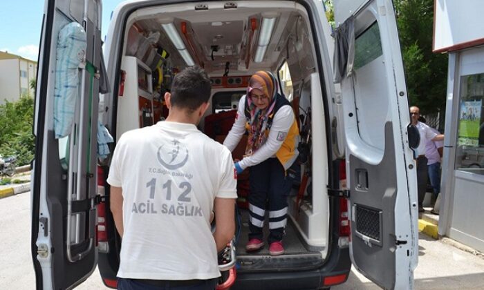 KÖSTEBEK TABANCASI İLE YARALANDI