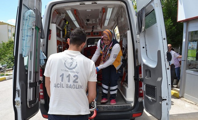 KÖSTEBEK TABANCASI İLE YARALANDI
