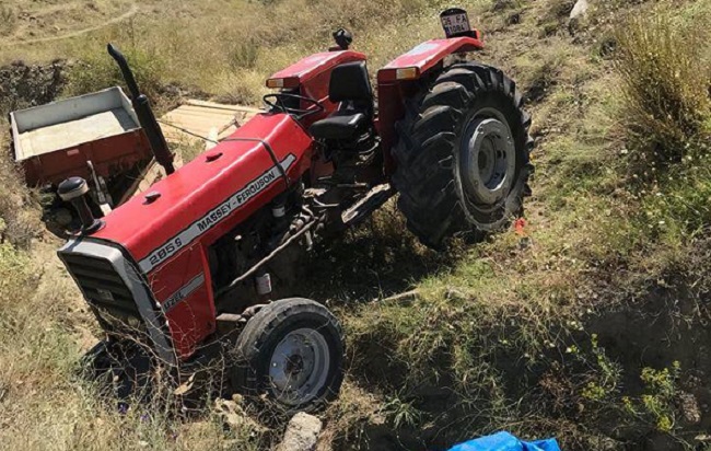 TRAKTÖR ŞARAMPOLE DEVRİLDİ: 1 ÖLÜ