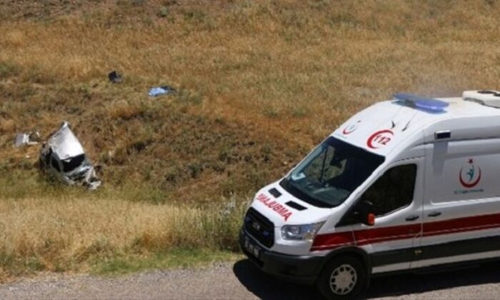 ARAÇ ŞARAMPOLE DEVRİLDİ: 2 YARALI