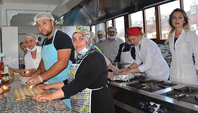 AŞÇILIK KURSUNA YOĞUN KATILIM