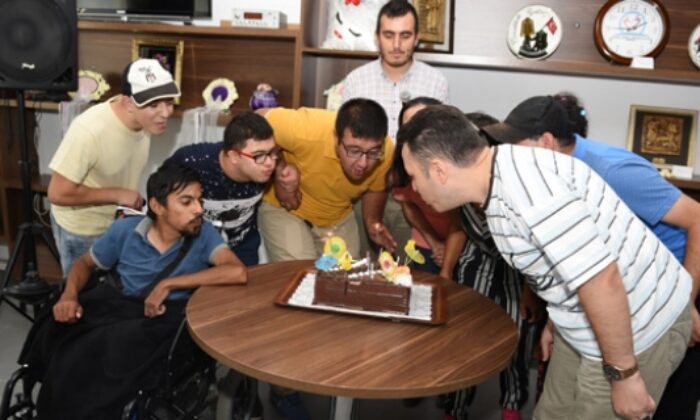ENGELLİ ÖĞRENCİLERE DOĞUM GÜNÜ SÜRPRİZİ