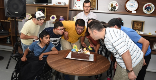 ENGELLİ ÖĞRENCİLERE DOĞUM GÜNÜ SÜRPRİZİ