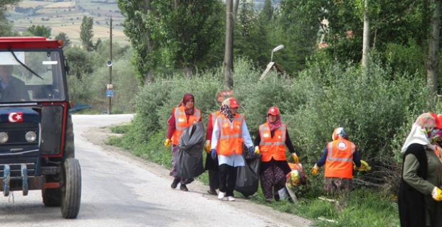 KÖYLERDE ÇEVRE TEMİZLİĞİ SÜRÜYOR