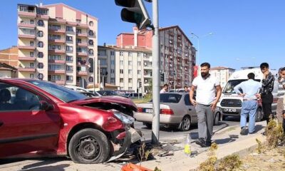 TRAFİK IŞIKLARINA ÇARPARAK DURDU!