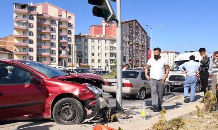 TRAFİK IŞIKLARINA ÇARPARAK DURDU!