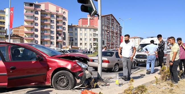 TRAFİK IŞIKLARINA ÇARPARAK DURDU!