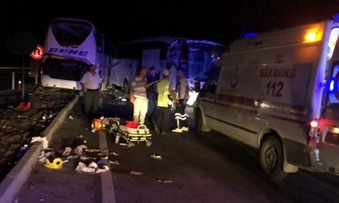 İKİ YOLCU OTOBÜSÜ ÇARPIŞTI: 13 YARALI