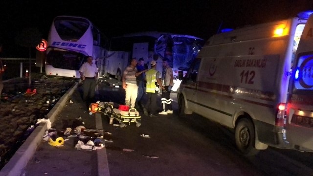 İKİ YOLCU OTOBÜSÜ ÇARPIŞTI: 13 YARALI