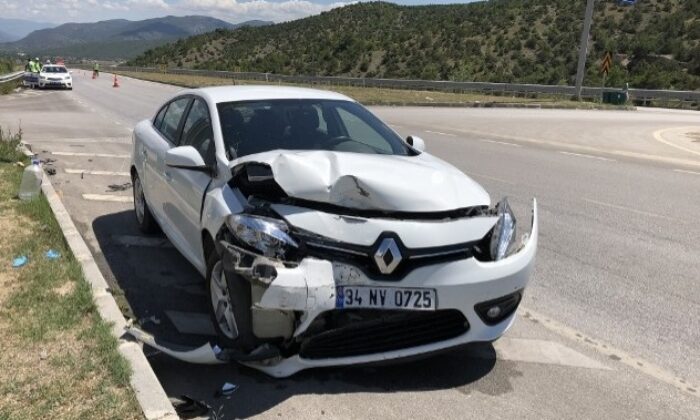 İKİ OTOMOBİL ÇARPIŞTI: 6 YARALI